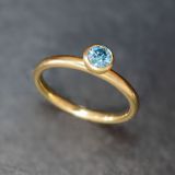 Verlobungsring mit blauem Diamanten Goldschmied Berlin