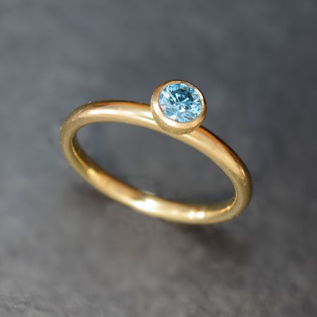 Verlobungsringe Berlin Verlobungsring mit blauem Diamanten Goldschmied