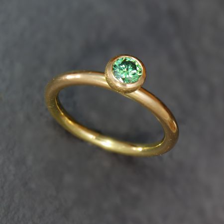 Verlobungsringe Berlin Verlobungsring mit grünen Diamanten Goldschmied