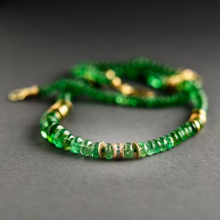 Tsavorit mit blauen Diamanten